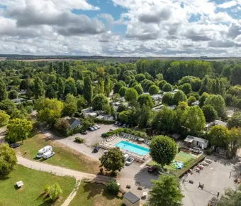 Camping Les Fontaines avec piscine et mobil-homes entourés de forêt