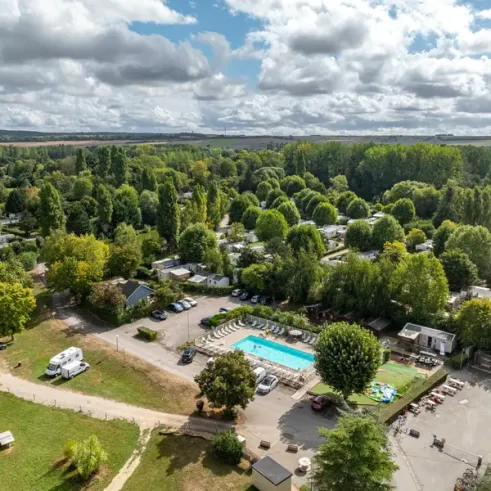 Camping Les Fontaines avec piscine et mobil-homes entourés de forêt