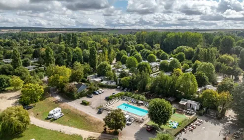 Camping Les Fontaines avec piscine et mobil-homes entourés de forêt
