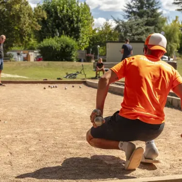 Personne jouant au bocce-ball au Camping Les Fontaines
