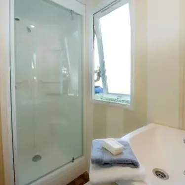 Salle de bain avec douche et baignoire - Mobil Home Comfort 3 Chambres 6 Personnes - Camping Le Ried