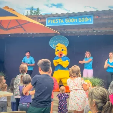 Photo camping L'Arada Parc avec spectacle de mascotte et enfants.