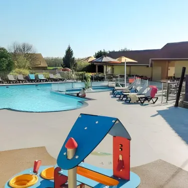 Piscine et jeux d'eau pour enfants au Camping Paradis L'Arada Parc