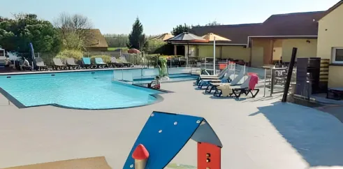 Piscine et jeux d'eau pour enfants au Camping Paradis L'Arada Parc