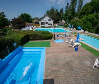 Piscine et toboggan au Camping des Bains