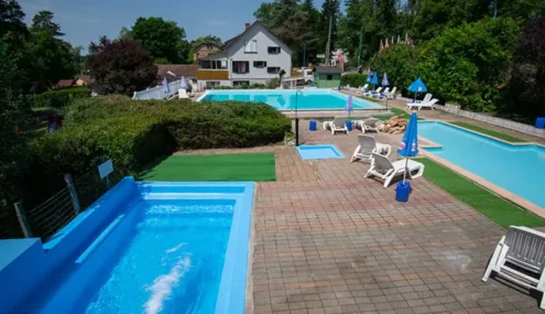 Piscine et toboggan au Camping des Bains