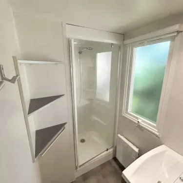 Mobil Home Essentiel 2 Chambres 4 Personnes - Camping Paradis L'Arada Parc, salle de bain avec douche et lavabo