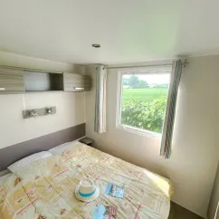 Mobil Home Essentiel 2 Chambres 4 Personnes - Camping Paradis L'Arada Parc, chambre avec lit, fenêtre et rangements