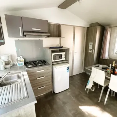 Mobil Home Essentiel 2 Chambres 4 Personnes - Camping Paradis L'Arada Parc, cuisine et salle à manger