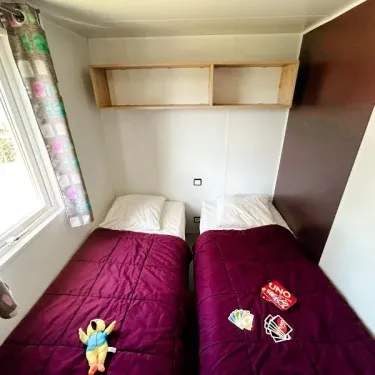 Mobil Home Equilibre 3 Chambres 6 Personnes - Camping Paradis L'Arada Parc, chambre avec deux lits et étagères