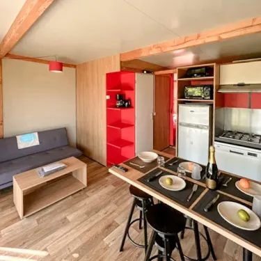 Salle à manger et cuisine chalet Chalet Evasion 2 Chambres 7 Personnes Camping Paradis L'Arada Parc