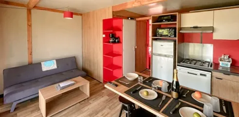 Salle à manger et cuisine chalet Chalet Evasion 2 Chambres 7 Personnes Camping Paradis L'Arada Parc
