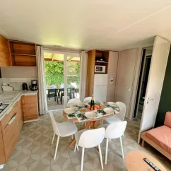 Cottage Evasion 3 Chambres 6 Personnes - Camping Paradis L'Arada Parc : cuisine et salle à manger