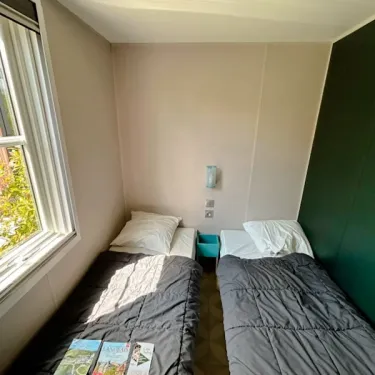 Cottage Evasion 3 Chambres 6 Personnes - Camping Paradis L'Arada Parc : chambre avec deux lits
