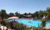 Piscine avec cabanes et enfants au Camping Fontaine du Roc