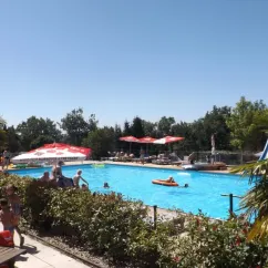Piscine avec cabanes et enfants au Camping Fontaine du Roc