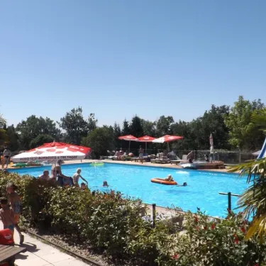 Piscine avec cabanes et enfants au Camping Fontaine du Roc