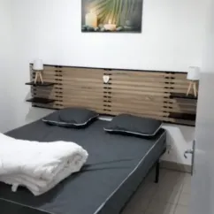 Gîte 2 Chambres 4 Personnes - Camping Fontaine du Roc : chambre avec lit double