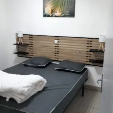 Gîte 2 Chambres 4 Personnes - Camping Fontaine du Roc : chambre avec lit double