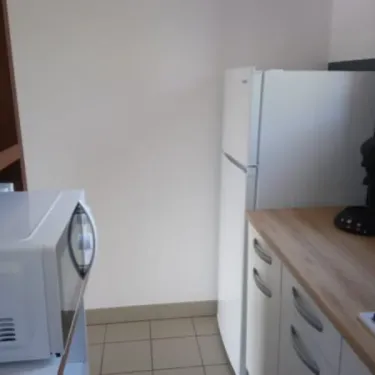Réfrigérateur et micro-ondes dans la cuisine du gîte - Camping Fontaine du Roc