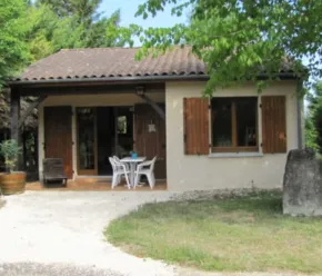 Gîte 2 Chambres 4 Personnes - Camping Fontaine du Roc, extérieur avec table et chaise