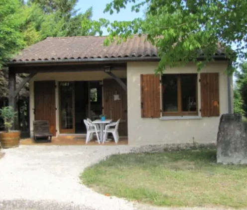 Gîte 2 Chambres 4 Personnes - Camping Fontaine du Roc, extérieur avec table et chaise