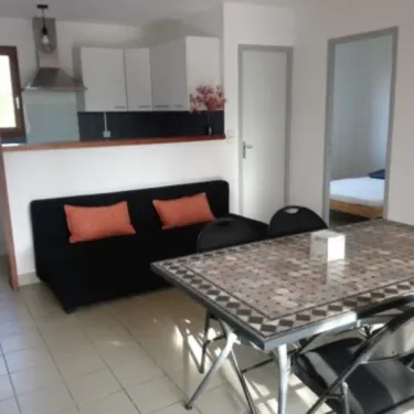 Gîte 2 Chambres 4 Personnes - Camping Fontaine du Roc, salon avec canapé et table