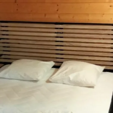 Chalet 2 Chambres 5 Personnes - Camping Fontaine du Roc, lit avec tête de lit en bois