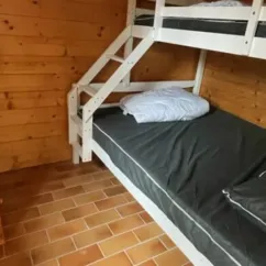 Chalet 2 Chambres 5 Personnes - Camping Fontaine du Roc : lit superposé en bois