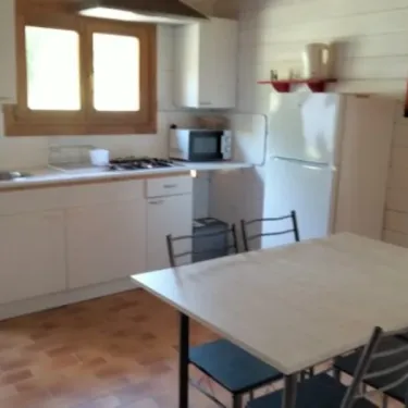 Chalet 2 Chambres 5 Personnes - Camping Fontaine du Roc : cuisine équipée