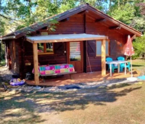Chalet 2 Chambres 5 Personnes - Camping Fontaine du Roc : cabane en bois avec terrasse