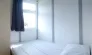 Chambre dans le cottage Fontaine du Roc, lit, fenêtre, rideau