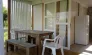 Terrasse du cottage avec table, chaise, portes vitrées