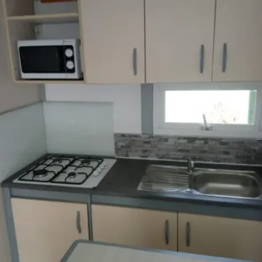Cuisine du cottage Fontaine du Roc avec micro-ondes, plaque à gaz et évier