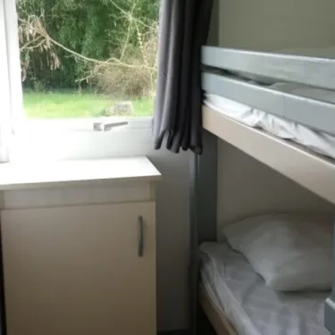 Lit superposé dans le cottage Fontaine du Roc avec fenêtre et armoire