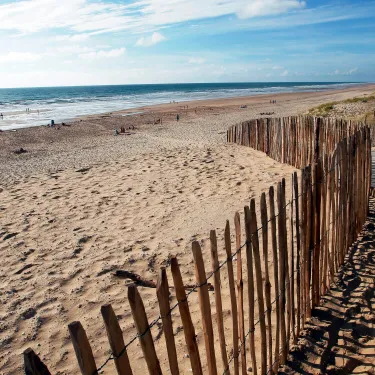 Plage avec dune et clôture en bois au Camping Atlantique Club Montalivet