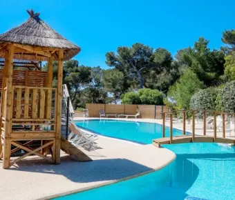 Piscine avec cabane en bois et cabanes de plage au Camping Selection