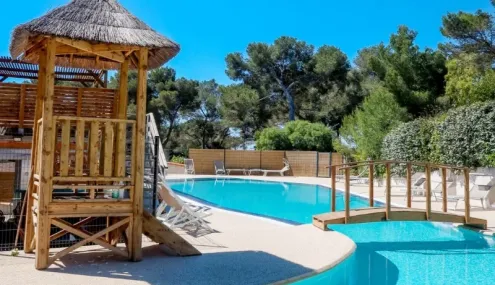 Piscine avec cabane en bois et cabanes de plage au Camping Selection