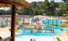 Selection Camping - piscine avec enfants et chaises longues