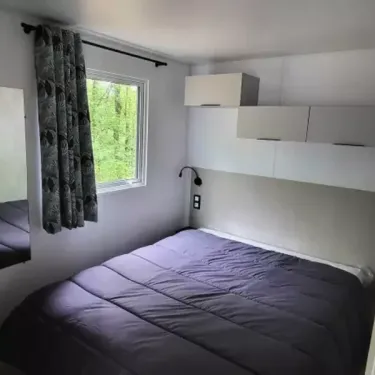 Chambre du Cottage Louisiane Océane avec lit, placard et fenêtre