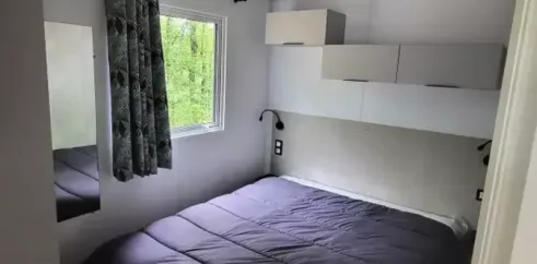 Chambre du Cottage Louisiane Océane avec lit, placard et fenêtre