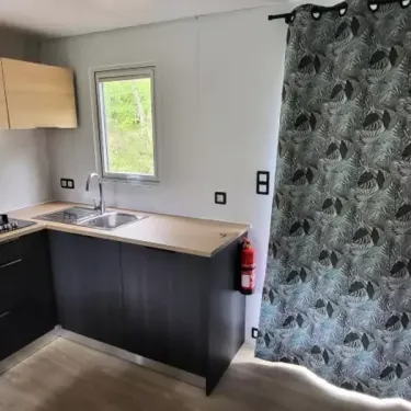 Cuisine du Cottage Louisiane Océane avec plan de travail et douche