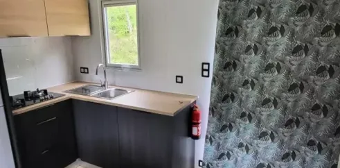 Cuisine du Cottage Louisiane Océane avec plan de travail et douche