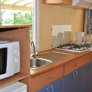 Cuisine du cottage 2 chambres 4 personnes Camping des Bastides