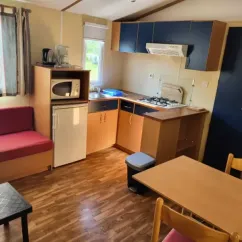 Cottage 2 Chambres 4 Personnes - Camping des Bastides : cuisine et salle à manger