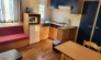 Cottage 2 Chambres 4 Personnes - Camping des Bastides : cuisine et salle à manger