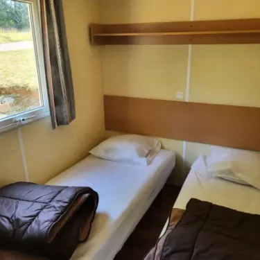 Cottage 2 Chambres 4 Personnes - Camping des Bastides : deux lits simples