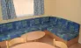 Cottage 2 Chambres 4 Personnes - Camping des Bastides : canapé en L et tables