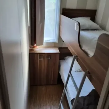 Chambre avec lits superposés dans le Cottage Riviera, Camping des Bastides