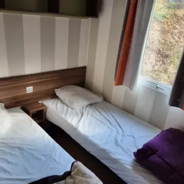 Chambre avec deux lits simples dans le Cottage Riviera, Camping des Bastides